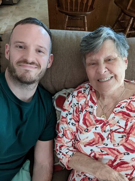 Abuelita enternece al internet por este gesto con su nieto