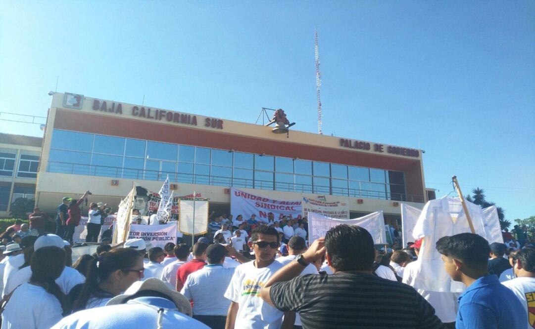 Trabajadores se manifiestan en La Paz, BCS