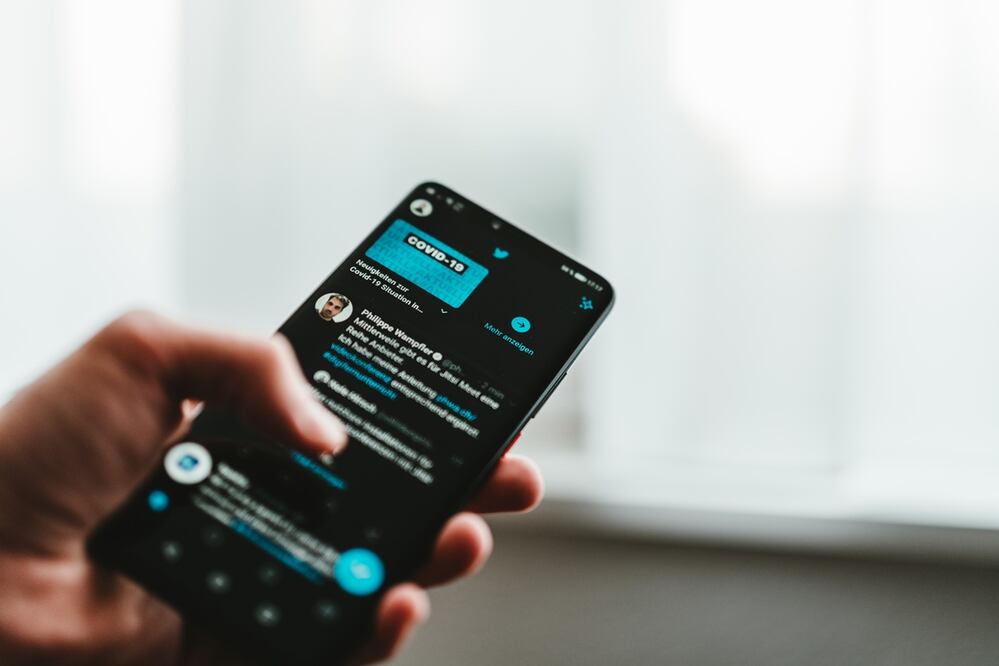 El tuitero le pidió permiso a Elon Musk para usar el nombre y el logo de sus empresas / Foto: Unsplash