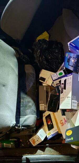 Policía capitalina detiene a dos tras robo de 54 celulares