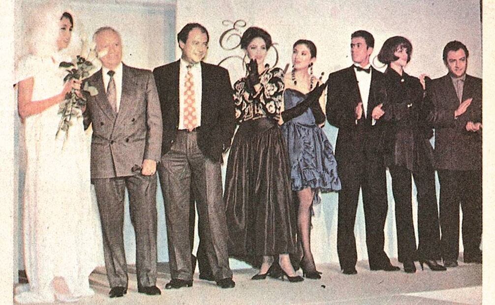Manuel Méndez y Enrique Martínez (2do y 3ro, izq. a der.) en octubre de 1991, durante la presentación de diseñadores exclusivos de Palacio de Hierro. Hemeroteca EL UNIVERSAL.