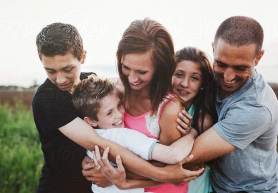 De acuerdo con el mismo estudio este tipo de contacto físico mejora las relaciones matrimoniales y familiares, combate el insomnio, reduce el estrés y aumenta la autoestima. 

Foto: Producción El Universal