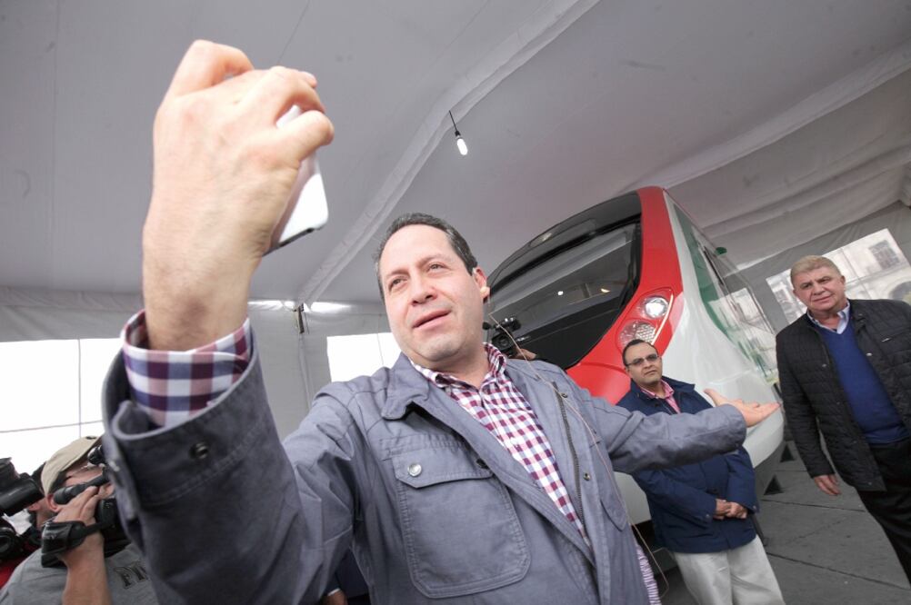 Desde la Plaza Cívica del centro de Toluca, donde se instaló una maqueta muestra del vagón que tendrá el tren rápido, el Ejecutivo estatal informó que el megaproyecto, permitirá generar ahorros (JORGE ALVARADO. EL UNIVERSAL)