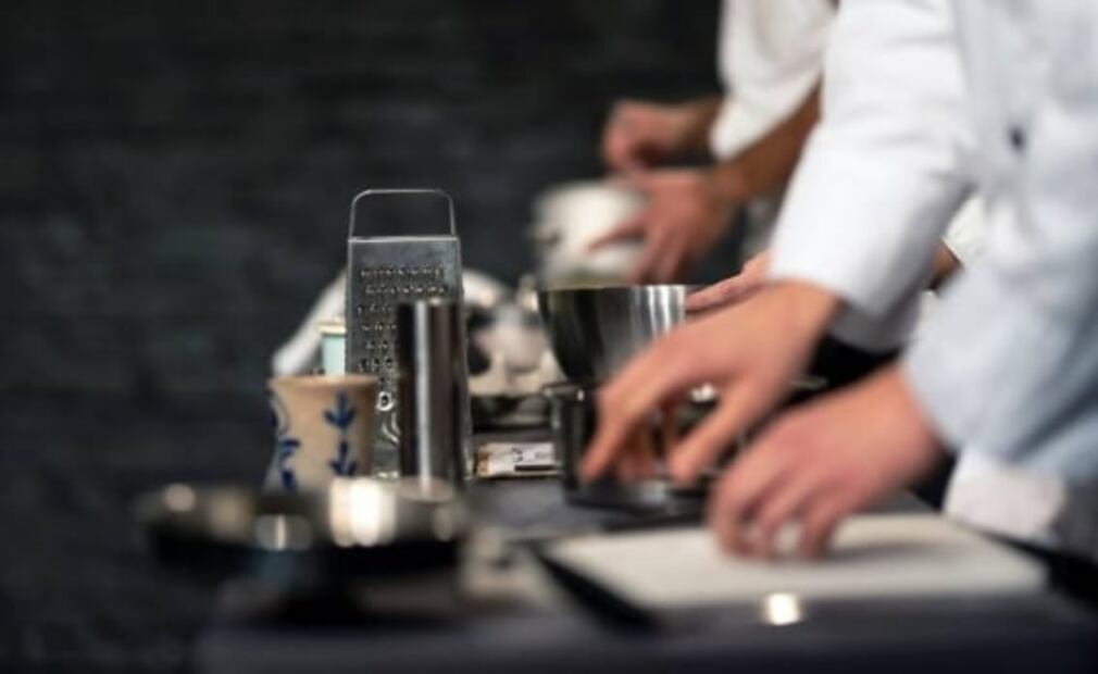 ¿Cómo mejorar el clima laboral dentro de las cocinas? Únete al debate