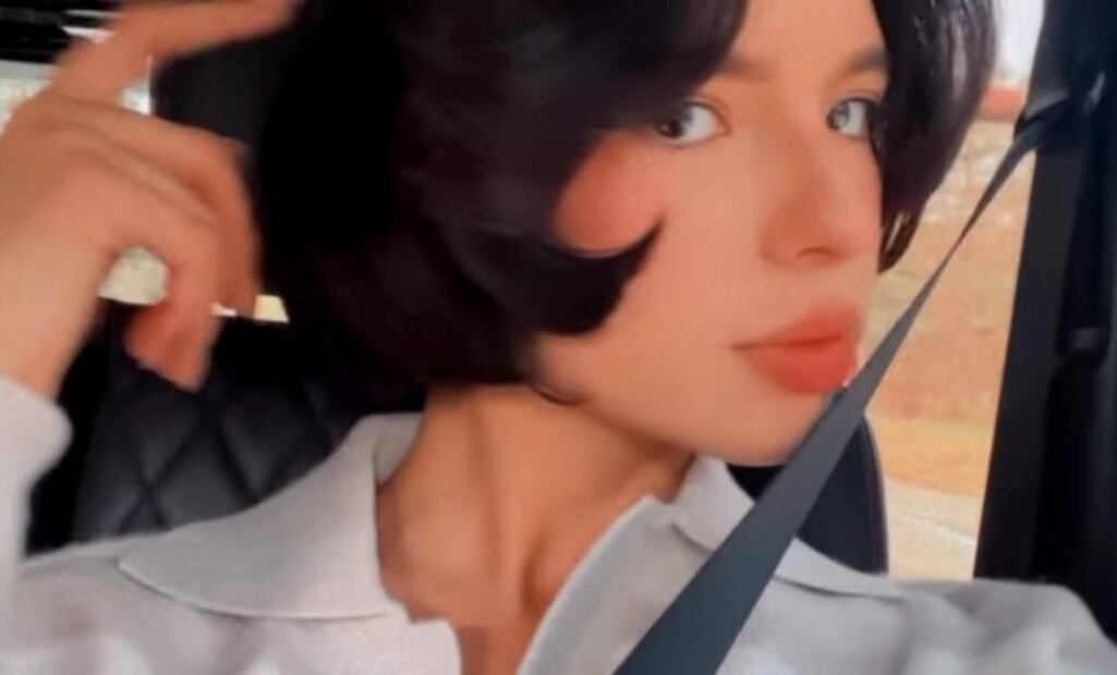 Ángela Aguilar deslumbra con peinado al estilo Jackie Kennedy