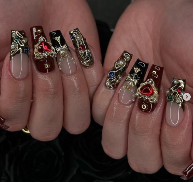 Uñas coreanas con joyas y pedrería. Foto: Instagram @amys.clients