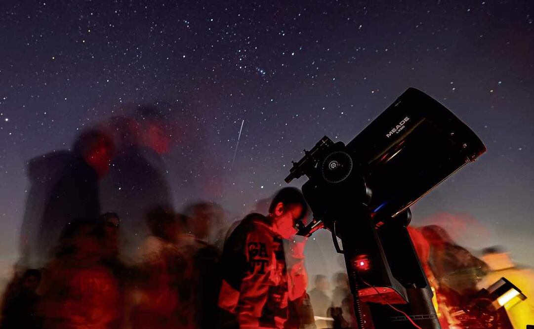 Personas reunidas en el desierto de Dubai para observar la alineación planetaria 27 de enero. Foto: Ali Haider / EFE