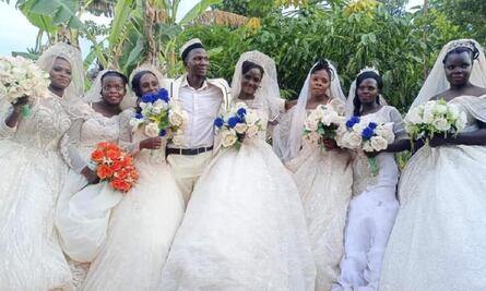 Hombre se casa con 7 mujeres en Uganda el mismo día, incluyendo dos hermanas