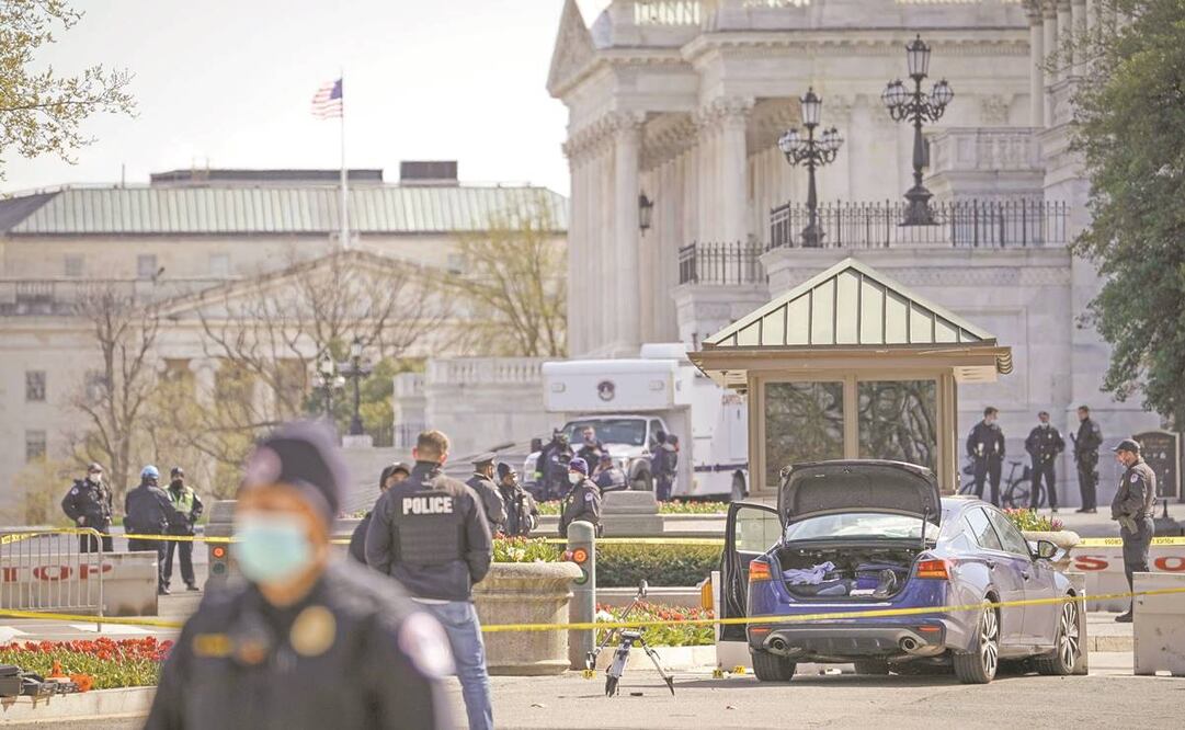 Las fuerzas del orden en la escena, después de que un vehículo atropellara a dos agentes cerca del Capitolio, en Washington. Foto: Drew Angerer/ AFP