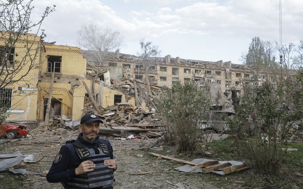 Rusia bombardea Kiev. En la imagen un edificio afectado por el ataque ruso en la capital de Ucrania. Foto: EFE