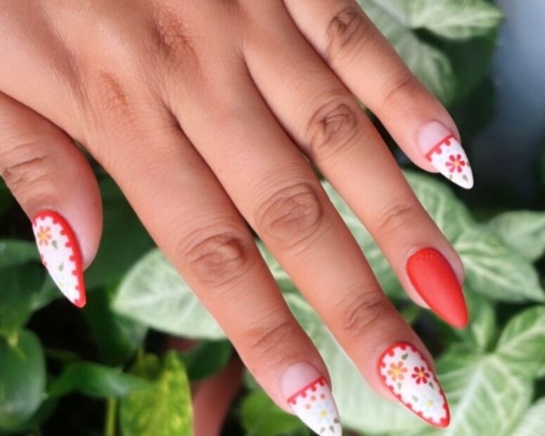 Manicura elegante y coqueta sin dejar de lado la tradición. Foto: Etsy