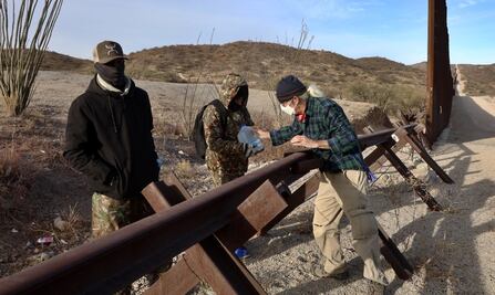 FOTOS: Voluntarios de la tercera edad de EU asisten a migrantes que cruzan el muro en Arizona