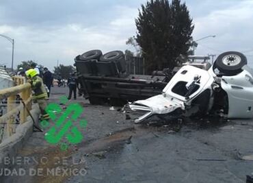 Vuelca tráiler en Periférico y Avenida Chimalhuacán; reportan dos muertos
