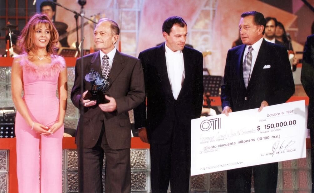 A pesar de ya no encabezar el concurso nacional, Raúl Velasco entregó el reconocimiento y premio monetario para Iridian, Francisco Curiel y José Manuel Fernández en 1997 por “Se diga lo que se diga”. Foto: ESPECIAL.
