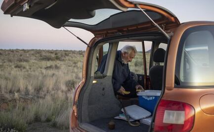Frans Hugo, el periodista de 90 años que reparte periódicos en el desierto de Sudáfrica