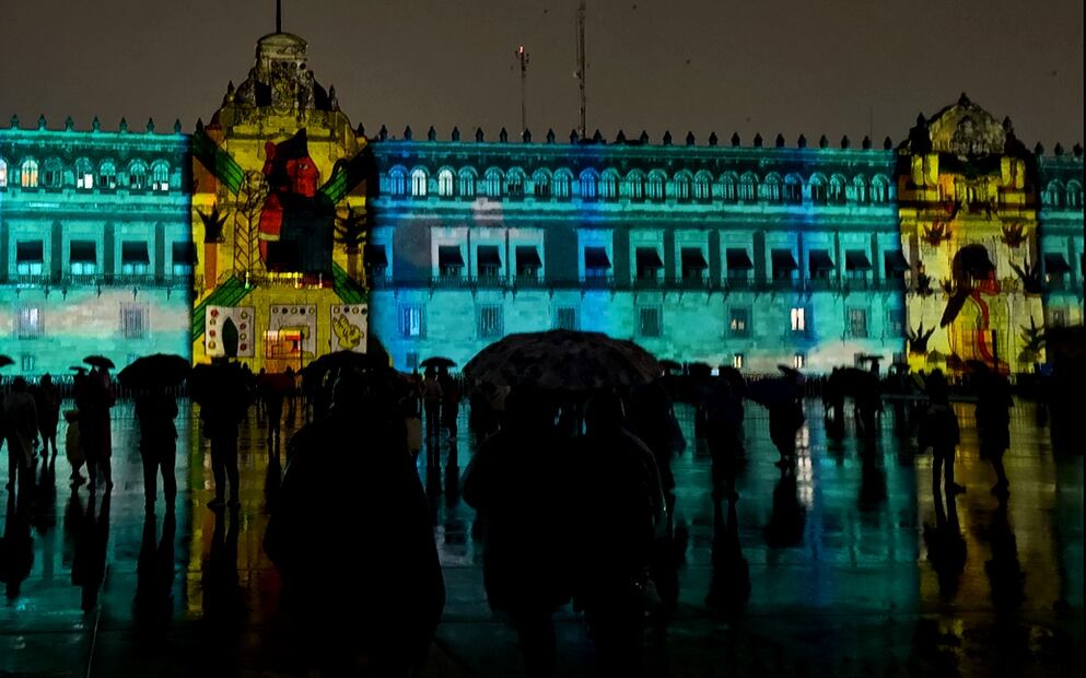 Personas observan la inauguración del videomapping “Memoria luminosa” con motivo de los 700 años de la fundación de México-Tenochtitlán en el Zócalo de la Ciudad de México, el 11 de julio de 2025. Foto: Hugo Salvador /EL UNIVERSAL