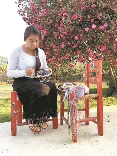 Manos mexicanas dan color a cubrebocas