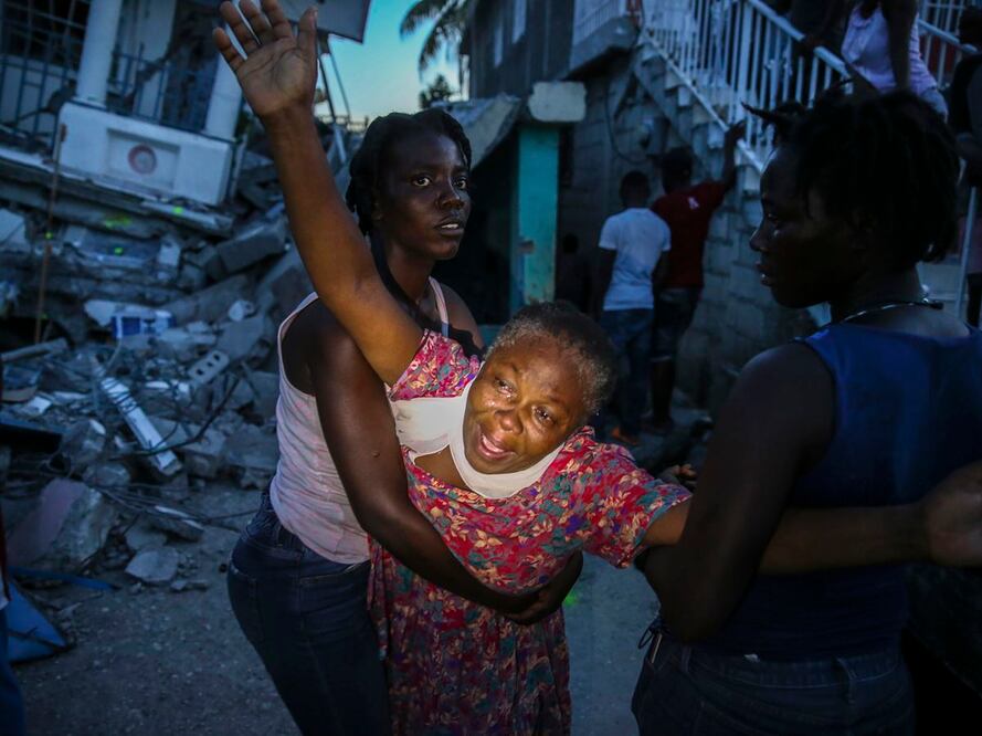 Oxiliene Morency llora al encontrar el cuerpo de su hija de siete años Esther Daniel, entre los escombros que dejó el terremoto de 7.2 grados en Haití el 14 de agosto pasado