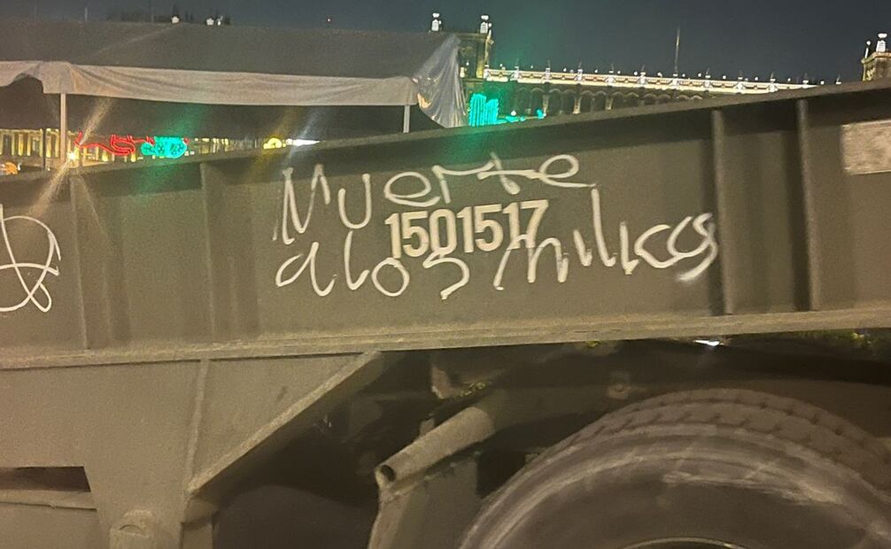Manifestantes pintaron un camión del ejército mexicano, los mensajes decían “asesinos y muerte a la milicia”. Foto: Yalina Ruiz / EL UNIVERSAL