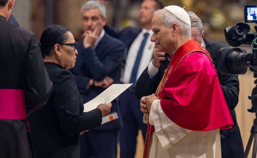 Rosa Icela Rodríguez Velázquez entrega
carta invitación para visitar México, durante la recepción a las delegaciones de los países del mundo que asistimos a la ceremonia por el inicio de su pontificado. Foto: X @rosaicela_