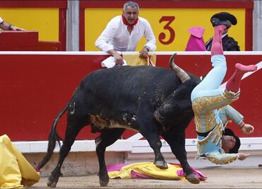 VIDEO: El torero español Rubén Pinar recibe tremendo impacto y es traslado al hospital