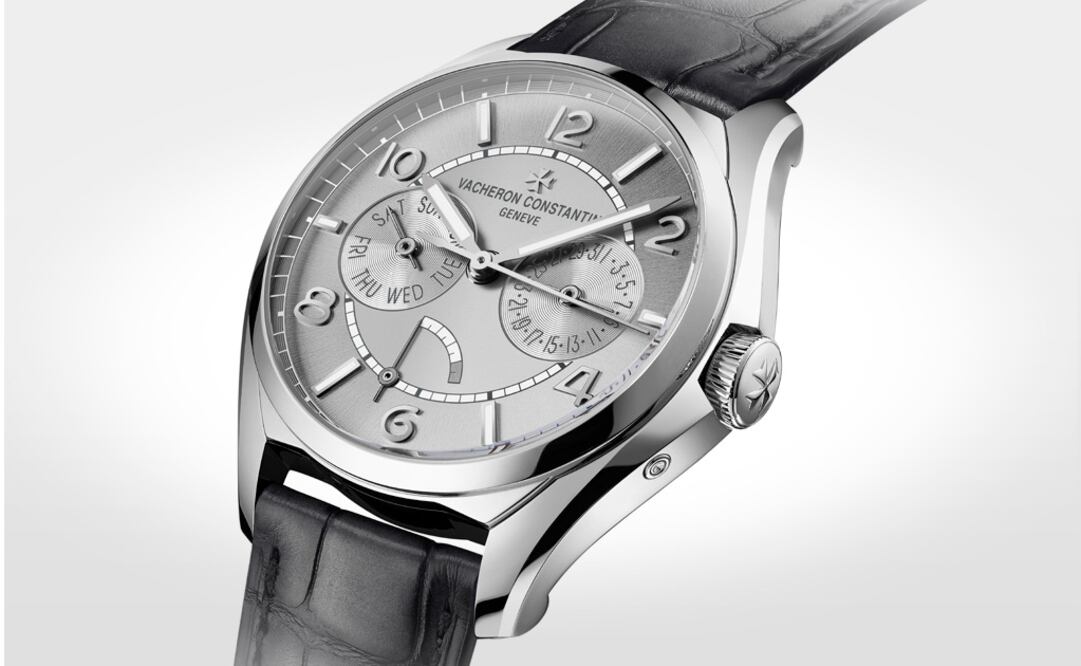 FiftySix con fecha, día de la semana e indicación de reserva de marcha. 