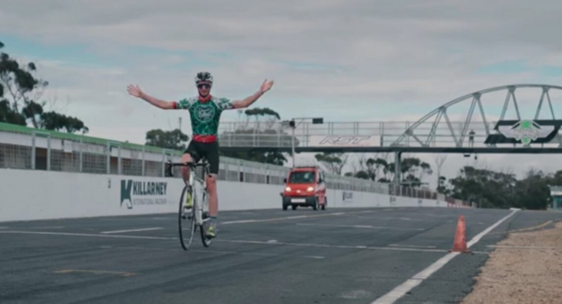 En video: auto barato vs. ciclista profesional… ¿Quién ganará en un arrancón?