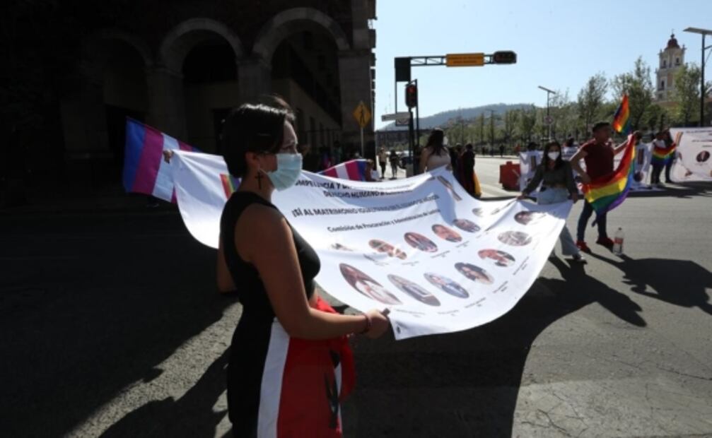 Comunidad LGBT bloquea primer cuadro de Toluca para exigir legalización del matrimonio igualitario