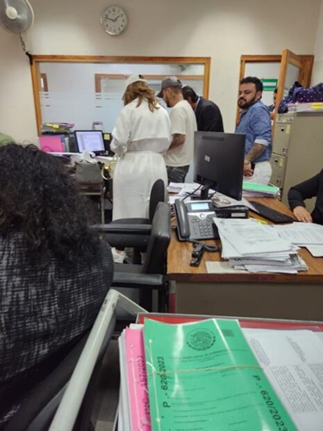 El cantante de regional acudió a firmar un amparo en el pleito que mantiene con su exdisquera, Universal. Foto: Redacción