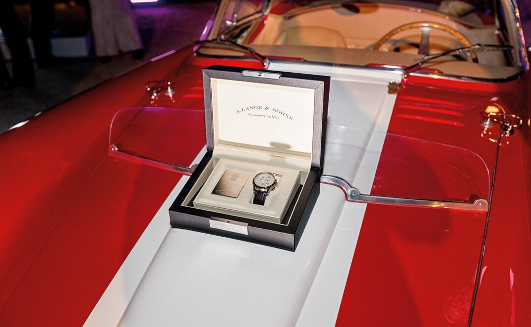 Este Maserati A6 GCS de 1954 con el reloj LANGE 1 Time Zone Como Edition.