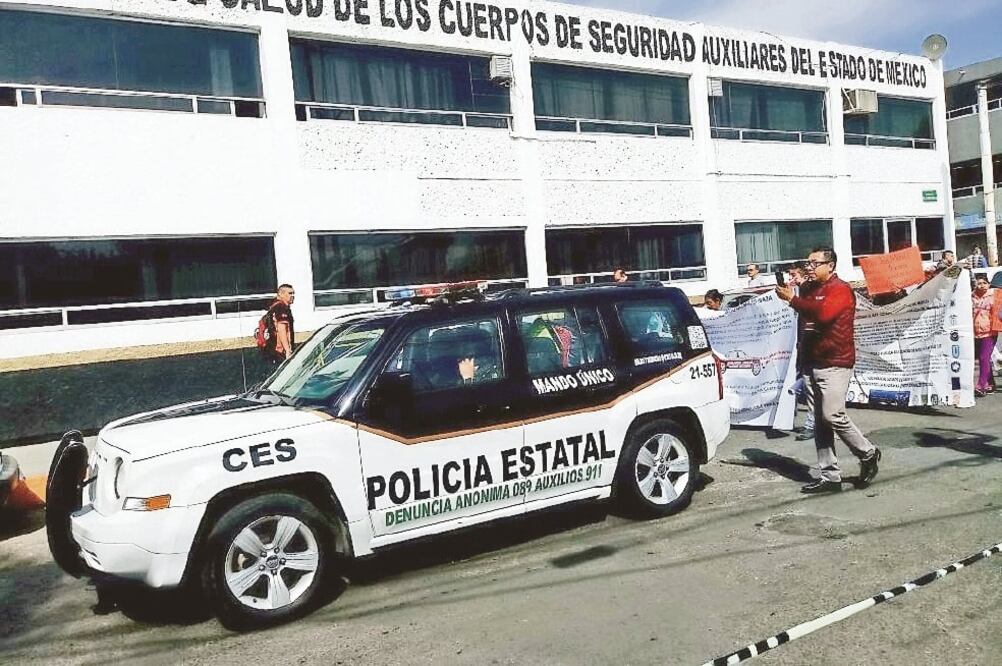 Alrededor de 100 policías inconformes con sus condiciones laborales protestaron frente al Palacio Municipal de Tlalnepantla y luego en las instalaciones del Cusaem, ubicadas en la colonia Santa Rosa. (ESPECIAL)