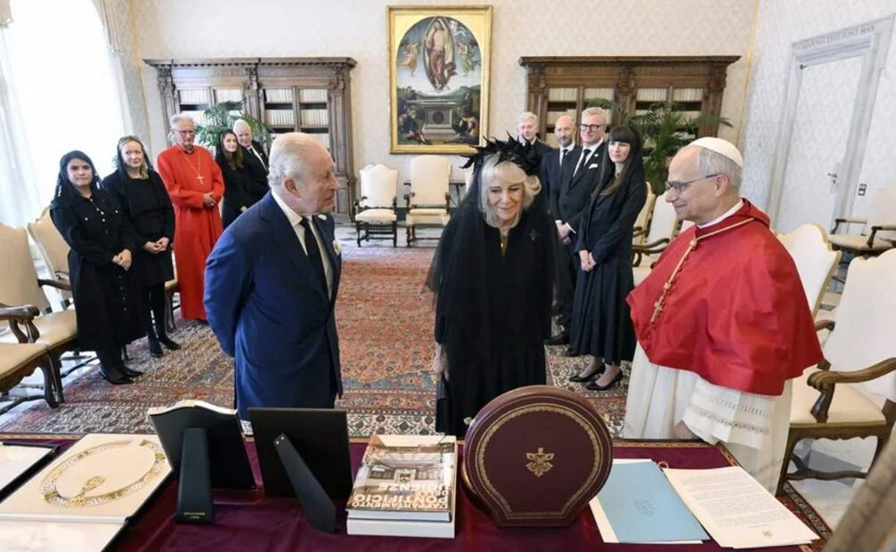 El rey Carlos III de Gran Bretaña y a la reina Camila con el papa León XIV. Foto: EFE