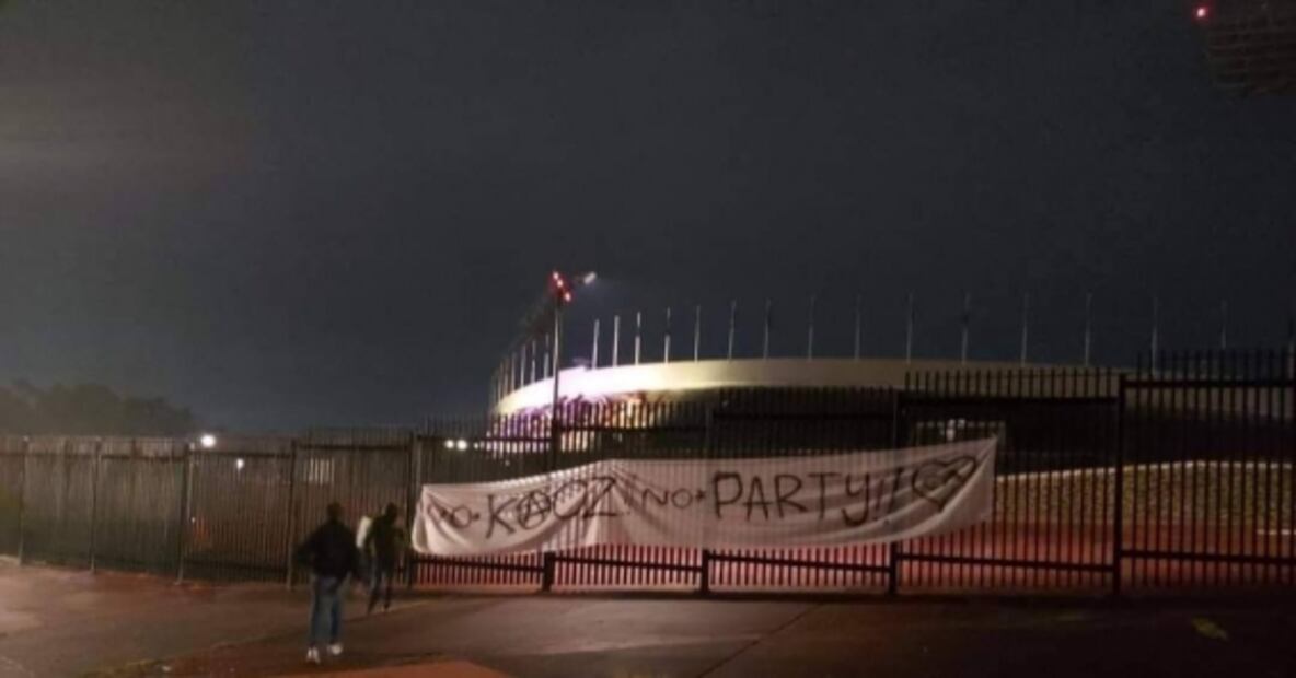 Barra del América protesta con mantas en CU