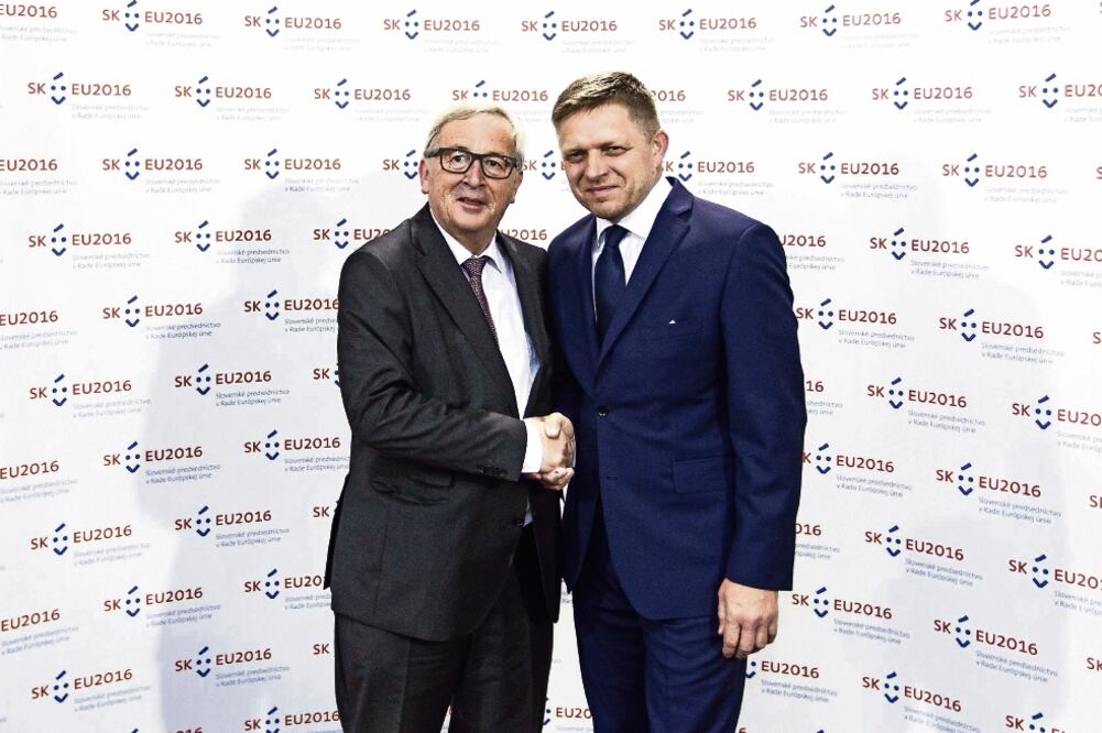 El presidente de la Comisión Europea, Jean-Claude Juncker (izq.), ayer con Robert Fico (der.), primer ministro eslovaco, en el castillo de Bratislava (JAKUB GAVLAK. EFE)