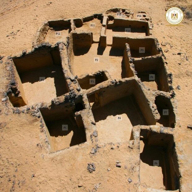 Descubren restos de edificios con "grafitis" del siglo V en Egipto