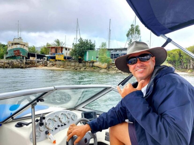 Buzo se hace amigo de un tiburón; 10 años después lo busca para que la acaricie