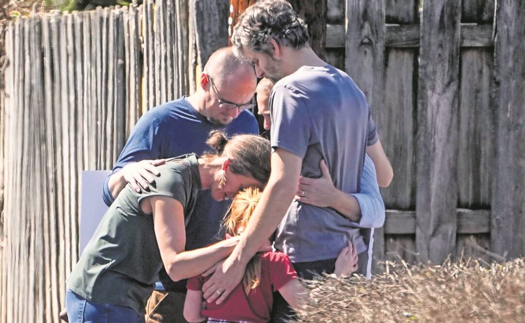 Un grupo ora afuera del centro de reunificación en la iglesia bautista de Woodmont, tras el tiroteo en una escuela en Nashville.