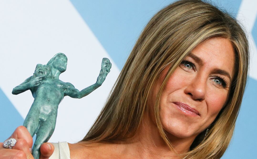 La ganadaroa a mejor actriz, luce su premio en la sala de prensa del evento. Foto: Agencias