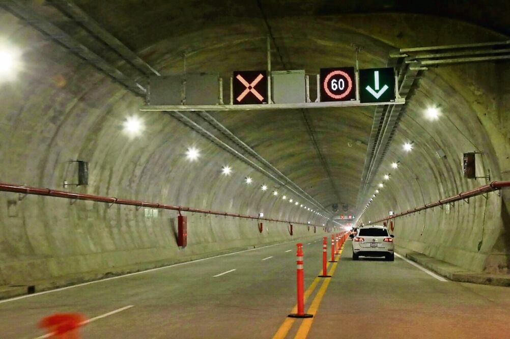 El macrotúnel consta de 3.2 kilómetros bajo tierra y su carpeta de rodamiento total es de 3.6 kilómetros. Cuenta con tres carriles, uno de ellos es reversible (NOTIMEX)