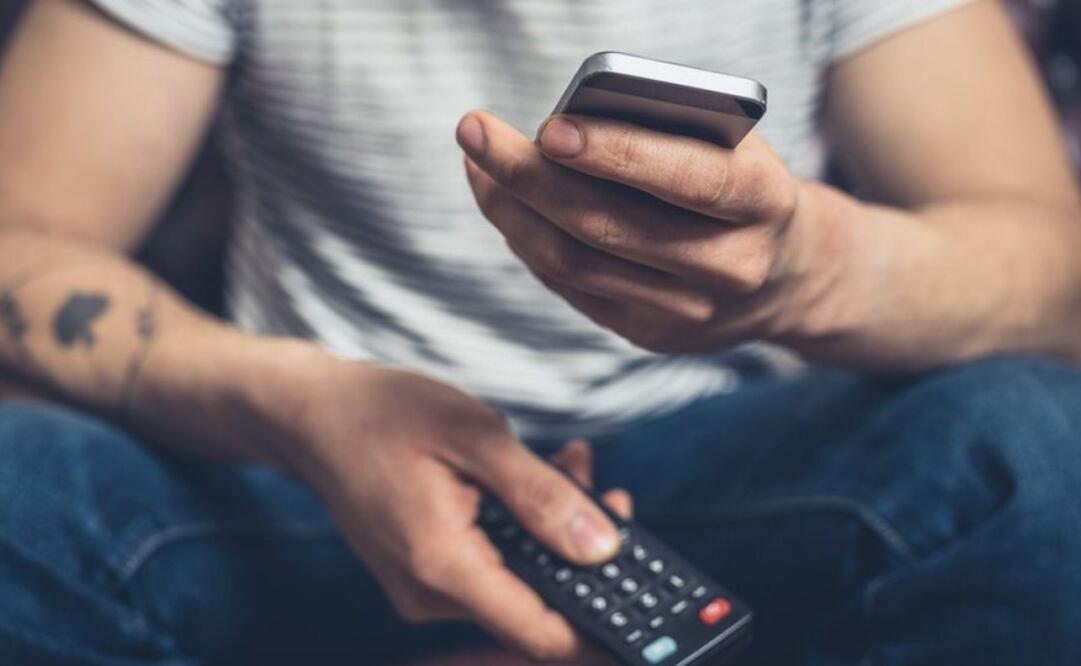 Lo primero que necesitas, sea cual sea la app que elijas, es enlazar tu teléfono a la misma wifi que la televisión y encender el bluethooth