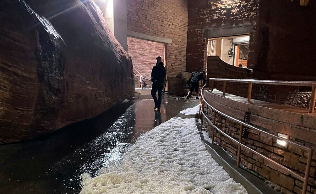 El granizo del tamaño de pelotas de golf lastimó a decenas de personas. Así quedó el recinto tras la tormenta. Foto: AP