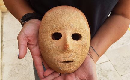 Descubren máscara de piedra de 9 mil años