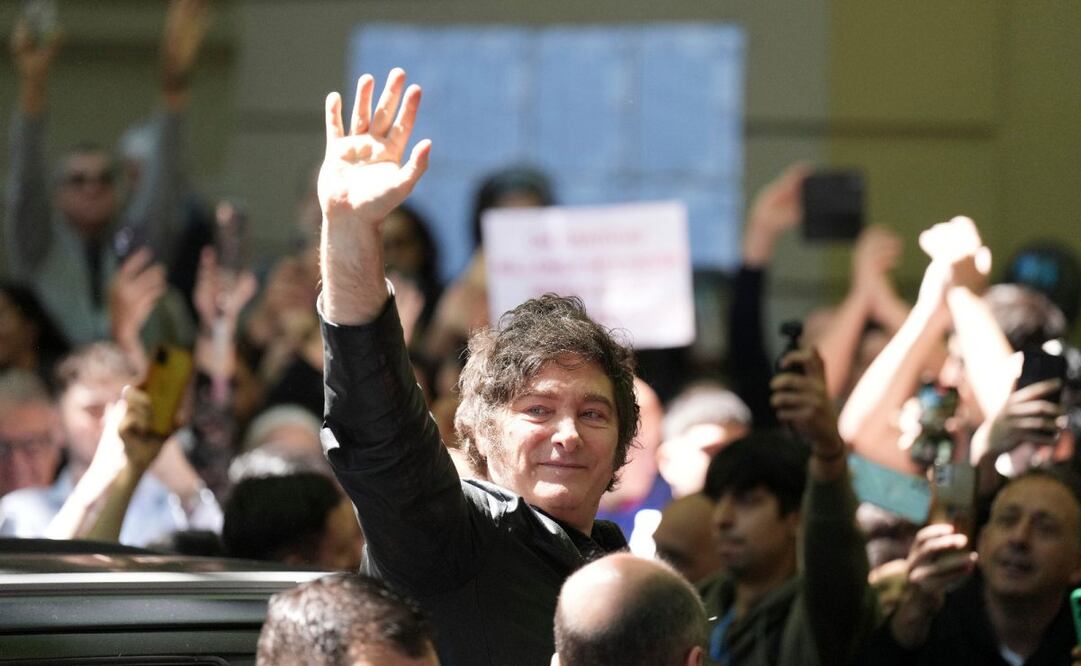 El presidente Javier Milei saluda a simpatizantes durante el término de elecciones en Buenos Aires, Argentina. (26/10/25) Foto: AP/ Archivo