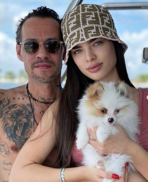 Marc Anthony se arrodilla ante Maluma y él lo besa en pleno concierto