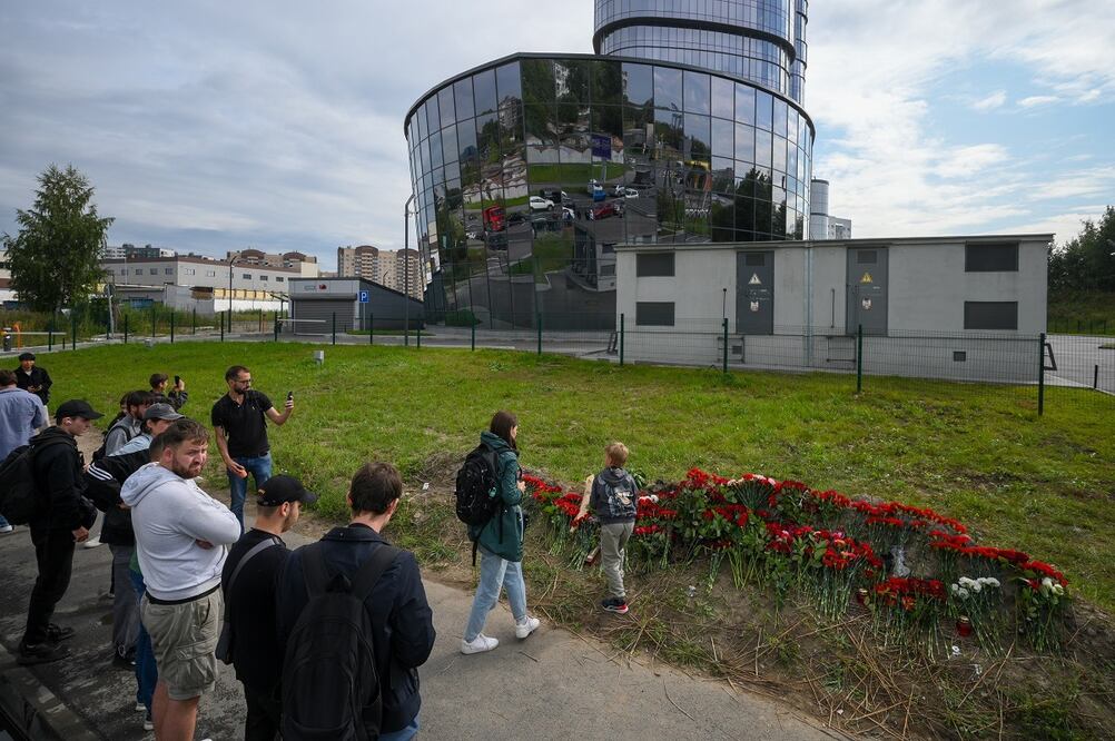 La gente coloca flores en un memorial informal junto a un antiguo centro Wagner, un día después del desplome del avión en que viajaba el líder, Yevgueni Prigozhin. FOTO: ANTON MATROSOV. EFE