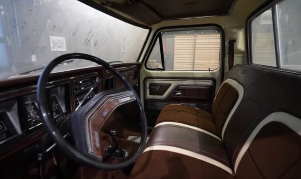 Encuentran Ford-F250 y la lavan por primera vez después de 40 años
