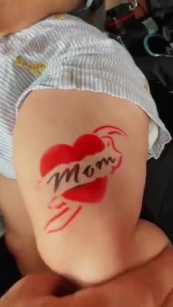 Un padre llevó a su bebé a tatuar y desató furia en las redes