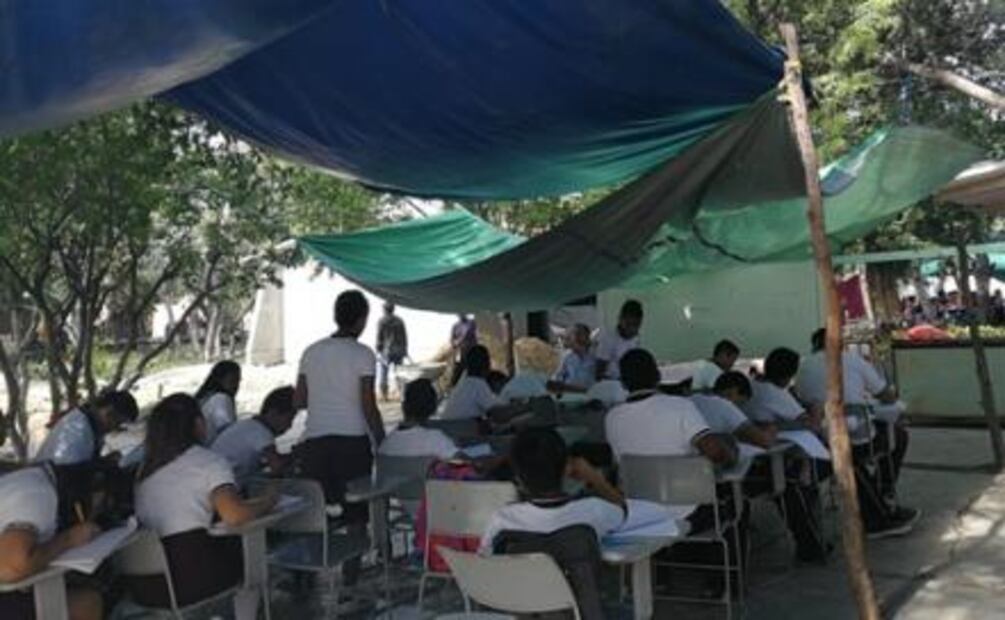A un año del sismo del 7-S, alumnos aún toman clases bajo lonas en Oaxaca