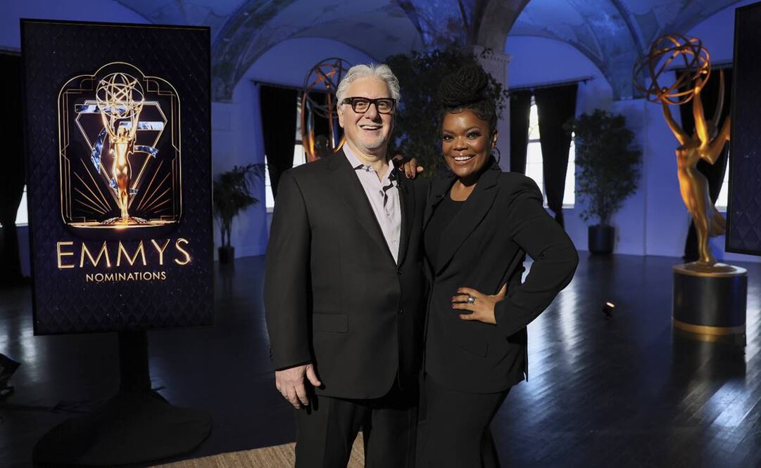 Esta mañana dieron a conocer la lista de nominados a los Emmy 2023. El presidente de la Academia de Televisión Frank Scherma e Yvette Nicole Brown hicieron historia hoy al anunciar los 75.º nominados de este año en el lugar donde todo comenzó: el Hollywood Athletic Club, sede de los primeros premios Emmy en 1949. Foto: AP.