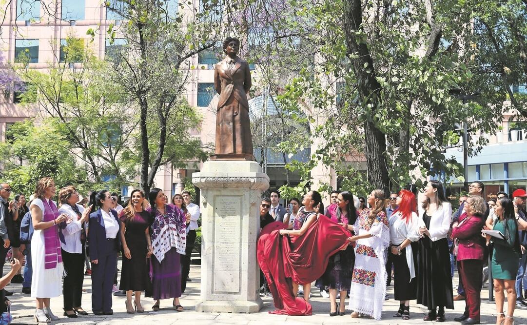 La jefa de Gobierno de la Ciudad, Claudia Sheinbaum, llegó en compañía de gobernadoras morenistas, quienes develaron la escultura de Dolores Jiménez y Muro en Reforma. Foto: Berenice Fregoso / EL UNIVERSAL